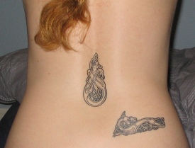 Vrouwenrug met tattoo's